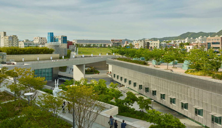 新修建结伴旧历史，，生文化中心立异精神